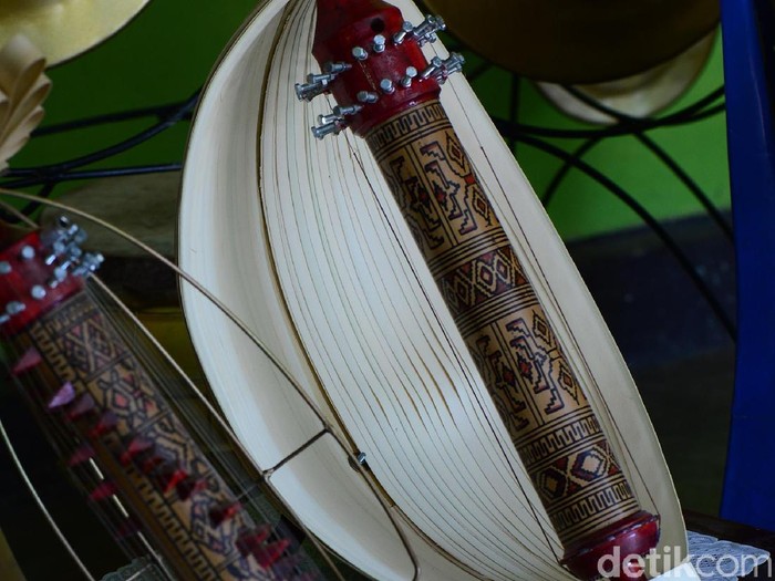 Budayawan NTT, Herman Adolf Ledoh menunjukan karya Sasando kepada tim Tapal Batas detikcom, di kediamannya di Desa Busalangga, Rote Barat Laut, (22/8/2019). Selain membuat Sasando, Herman Ledoh juga membuat kenong dan gong. Ia piawai memainkan alat musik khas NTT itu.
