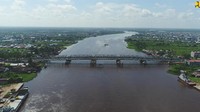 Pembangunan duplikasi Jembatan Landak sangat penting tidak hanya untuk lalu lintas harian warga namun juga sebagai akses angkutan logistik ke bagian utara Provinsi Kalimantan Barat, karena keberadaannya tidak jauh dari kawasan industri di pesisir Sungai Kapuas. Pool/Kementerian PUPR.