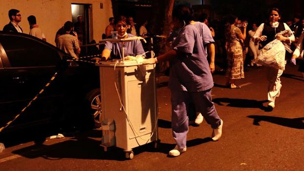 Staf Rumah Sakit Badim di Rio de Janeiro berlarian saat mengevakuasi para pasien