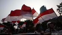 Massa mengibarkan bendera Merah Putih.