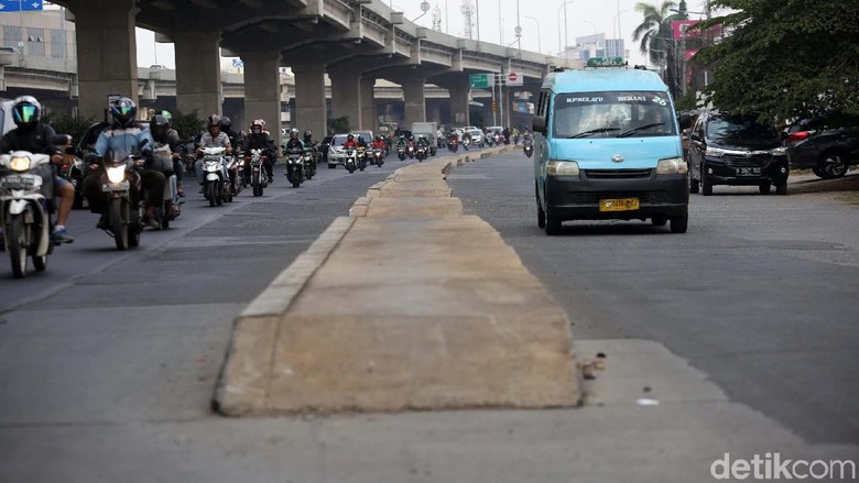 Dibantah PUPR, Bina Marga DKI Akan Bongkar Trotoar Tengah Jalan Kalimalang Dibantah PUPR, Bina Marga DKI Akan Bongkar Trotoar Tengah Jalan Kalimalang