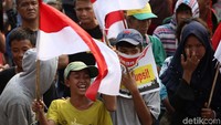 Anak-anak ini memegang bendera dan poster.