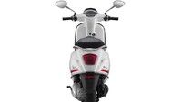 Kali ini, Vespa Sprint Carbon edisi terbatas 2019 memiliki sentuhan grafik bendera Tricolor Italia yang ikonik pada detail estetiknya. Tricolor ini dimaksudkan untuk melambangkan keabsahan seni, fesyen, desain, dan kecanggihan, suatu bukti nyata bahwa Vespa adalah salah satu karya terbaik dari Italia. Istimewa/Vespa.