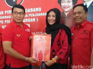 Giliran Dyah Katarina Kembalikan Formulir Bacawali Surabaya ke PDIP
