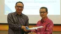 Kedua pihak saling bertukar cenderamata.