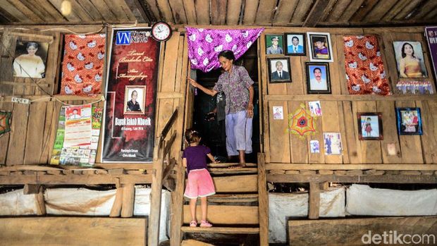 Ada banyak rumah adat di Indonesia, salah satunya Rumah Adat Rote. Rumah adat tersebut bergaya rumah panggung dengan atap daun lontar.