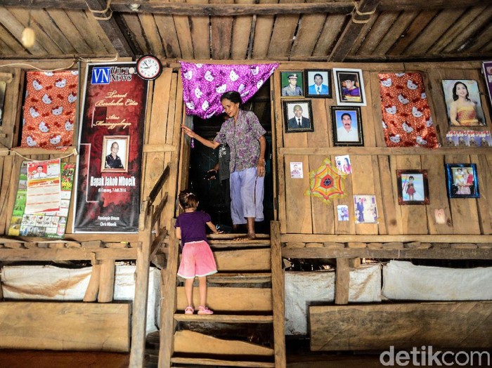 Ada banyak rumah adat di Indonesia, salah satunya Rumah Adat Rote. Rumah adat tersebut bergaya rumah panggung dengan atap daun lontar.