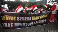 Massa berunjuk rasa di depan gedung KPK, Kuningan, Jakarta, Sabtu (14/9/2019).