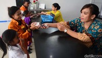 Warga menerima dana dari program Kartu Indonesia Pintar.