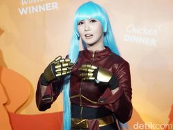 Ratu Cosplay Tebar Pesona di BSD, Senyumnya Bikin Meleleh!