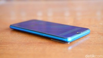 Sisi kanannya ada tombol power. Foto: Adi Fida Rahman/detikINET