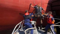 Seperti dikutip Reuters, polisi perairan setempat segera meluncurkan petugas keselamatan untuk menyelamatkan kru kapal yang turut berada di sana. Dalam laporan disebutkan ada 24 orang di dalam kapal yang terbalik itu. U.S. Coast Guard/Handout via REUTERS.