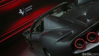 Dengan tenaga sebesar 800 cv atau sekitar 788 hp, mobil ini mengalahkan performa mobil beratap terbuka lainnya seperti Chevy Corvette ZR1 (C7) Convertible (755 hp) dan Lamborghini Aventador SVJ Roadster (759 hp).