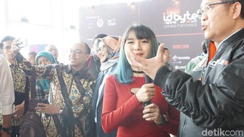 Rupanya tema obrolan tak jauh dari dunia eSport dan game. Sarah senang sekali ketika Rudiantara menegaskan dukungan pemerintah terhadap dunia itu. (Foto: Aisyah Kamaliah/detikINET)