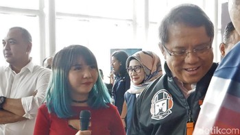 Setelah ngobrol dengan pak Chief RA, dan mendengar penegasan dukungan pemerintah terhadap game dan eSport, Sarah pastinya makin semangat berprestasi di dunia tersebut. Sukses terus ya! (Foto: Aisyah Kamaliah/detikINET)