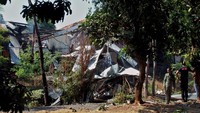 Kondisi gudang tersebut tampak hancur. ANTARA FOTO/R. Rekotomo.