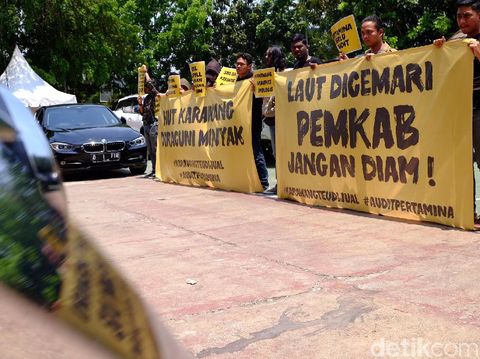 HUT Karawang, Bupati Disomasi Warga Soal Pencemaran Minyak Pertamina