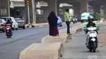 Tak Lazim Trotoar Kalimalang Berada di Tengah Jalan