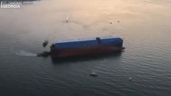 Kapal Pengangkut 4.000 Mobil Terbalik