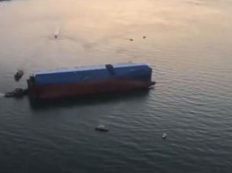 Kapal Pengangkut 4.000 Mobil Terbalik