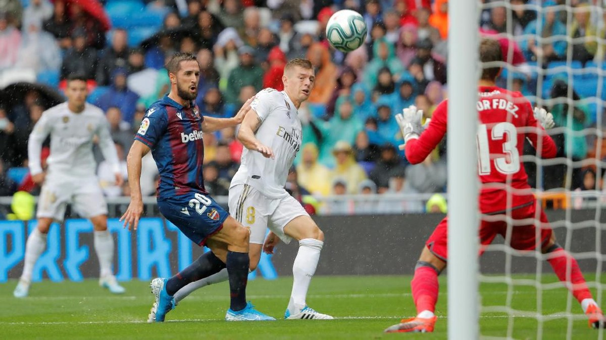 Real Madrid menang tipis 3-2 atas Levante. (Foto: Susana Vera / Reuters)