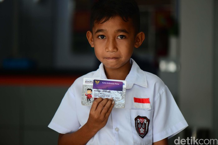 Para siswa ditemani orang tua mencairkan dana program Kartu Indonesia Pintar (KIP). Bantuan langsung ini dicairkan lewat Bank BRI Unit Baa, Pulau Rote, NTT.