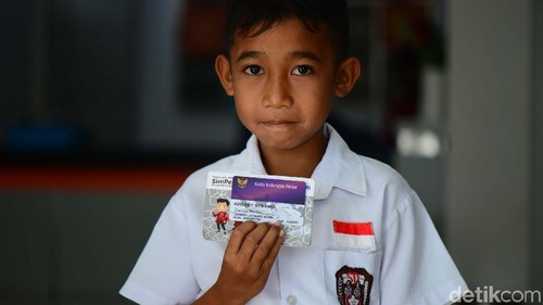 Para siswa ditemani orang tua mencairkan dana program Kartu Indonesia Pintar (KIP). Bantuan langsung ini dicairkan lewat Bank BRI Unit Baa, Pulau Rote, NTT.