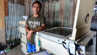 Yerdi Sooai berpose di dekat mesin fotocopy miliknya. Ia juga merupakan salah satu nasabah yang memulai bisnisnya dari BRI.