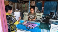 Dia juga menjual berbagai alat tulis keperluan kantor. Wajah semringah terpancar saat ditemui oleh tim tapalbatas detikcom bersama BRI.