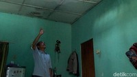 Plafon dan genting rumah warga pecah akibat getaran dari ledakan. ANTARA FOTO/R. Rekotomo.