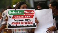 Mereka juga menuntut pembubaran wadah pegawai KPK.