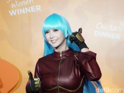 Ratu Cosplay Tebar Pesona di BSD, Senyumnya Bikin Meleleh!