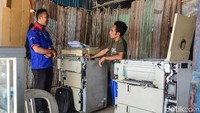 Yerdi berbincang dengan pegawai BRI saat menerima kunjungan tim tapalbatas detikcom.