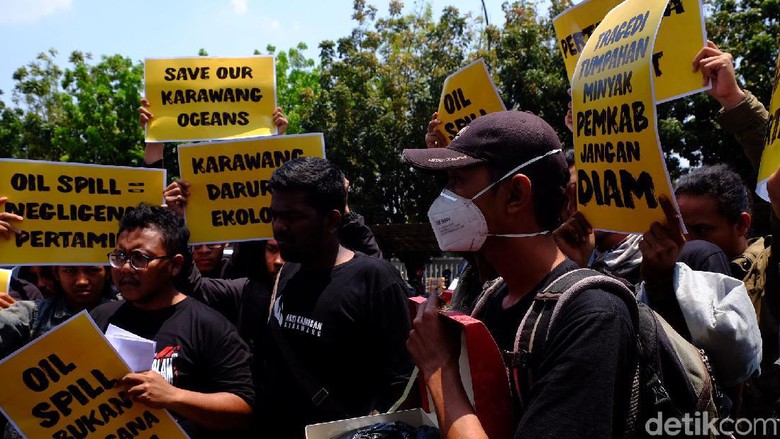 HUT Karawang, Bupati Disomasi Warga Soal Pencemaran Minyak Pertamina HUT Karawang, Bupati Disomasi Warga Soal Pencemaran Minyak Pertamina
