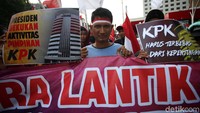 Mereka tergabung dalam Aliansi Masyarakat untuk Perbaikan KPK.