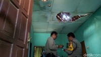 Dua polisi berada di dalam rumah warga yang mengalami kerusakan akibat dampak dari ledakan gudang tempat penyimpanan bahan peledak dan bom milik Brimob Polda Jateng, di Semarang, Jawa Tengah, Sabtu (14/9/2019). ANTARA FOTO/R. Rekotomo.