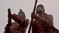Dua patung di Monumen Perjuangan Rakyat Riau bermasker medis saat kabut asap pekat menyelimuti Kota Pekanbaru, Riau, Sabtu (14/9/2019). ANTARA FOTO/FB Anggoro.