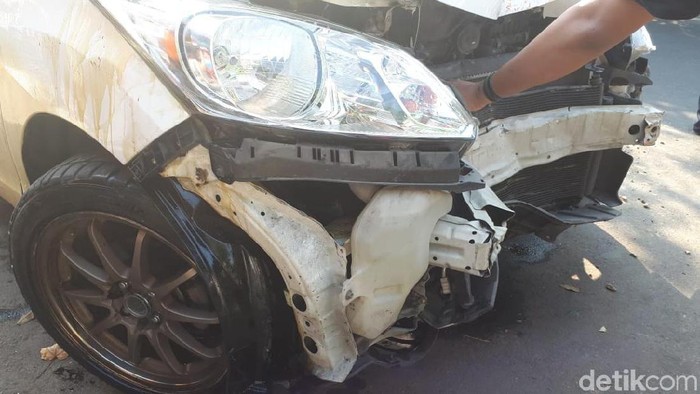 Epilepsi Kambuh, MPV Tabrak Dua Kendaraan Parkir dan Terguling