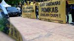 Terkait Pencemaran Minyak, Massa Geruduk DPRD Karawang