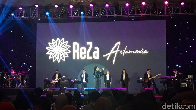 Tembang Nostalgia Reza Artamevia Guncang Surabaya