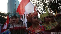 Mereka juga membagikan bunga kepada pengendara.