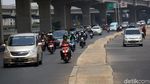 Tak Lazim Trotoar Kalimalang Berada di Tengah Jalan