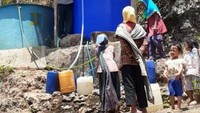 Krisis air di Gunung Kidul umumnya terjadi setiap tahun karena kondisi geografis daerahnya dengan curah hujan relatif sedikit sehingga cadangan air tanah terbatas. Selain itu kultur tanah di daerah Gunung Kidul didominasi bebatuan karst berongga yang menyebabkan air hujan sulit untuk tertampung di permukaan tanah. Pool/Kementerian PUPR.