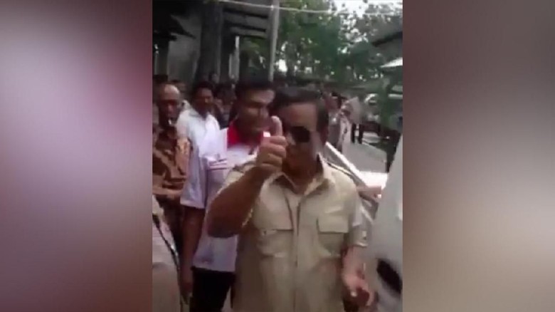 Prabowo acungkan jempol usai mencoba Esemka Foto: 20Detik Prabowo acungkan jempol usai mencoba Esemka Foto: 20Detik