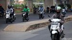 Tak Lazim Trotoar Kalimalang Berada di Tengah Jalan