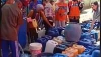 Secara nasional, Kementerian PUPR telah melakukan langkah-langkah antisipasi dan mitigasi krisis air bersih akibat dampak kekeringan pada musim kemarau tahun 2019. Dukungan diberikan dengan menyediakan sebanyak 242 unit mobil tangki berkapasitas masing-masing 5.000 liter untuk melayani 1.300 jiwa per MTA/hari. Pool/Kementerian PUPR.