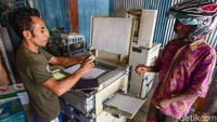 Yerdi Sooai (31) melayani konsumen di gerai fotocopy miliknya, di Busulangga, Rote, Nusa Tenggara Timur.