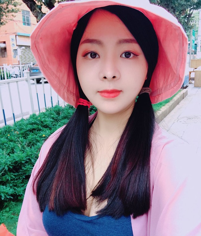 Sebelumnya, wanita tersebut mendapat perhatian publik setelah masa lalunya sebagai pemain film seksi terungkap. Ketika itu, Fe Ya memakai nama Yeo Min Jeong. Setelah pensiun dari profesi tersebut, ia mengganti namanya menjadi Son Bi Ya lalu Son Fe Ya. Foto: Instagram @actress_sonfeya