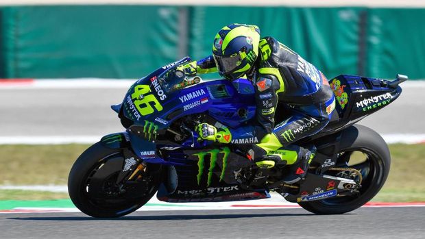 Valentino Rossi melakukan wheelie usai ribut dengan Marquez.