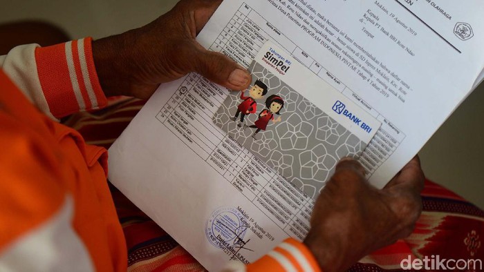 Para siswa ditemani orang tua mencairkan dana program Kartu Indonesia Pintar (KIP). Bantuan langsung ini dicairkan lewat Bank BRI Unit Baa, Pulau Rote, NTT.